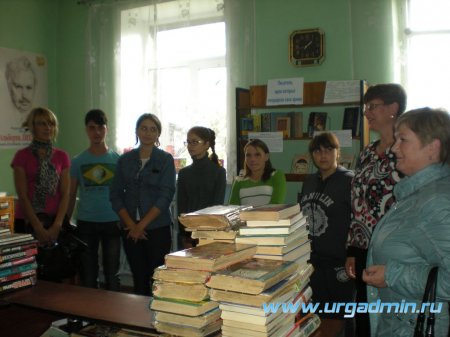В центральной библиотеке на экскурсии побывали студенты Юргамышского медицинского колледжа