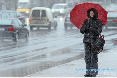 Госавтоинспекция рекомендует водителям и пешеходам быть предельно внимательными на дорогах при неблагоприятных погодных условиях.
